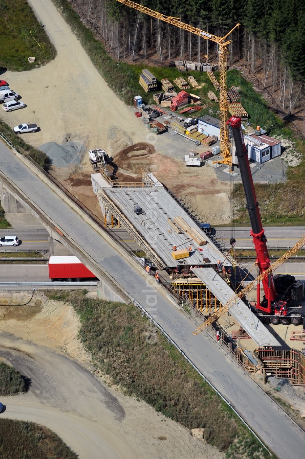 Dittersdorf from the bird's eye view: Buildings and route of the motorway A9 motorway with four lanes now. Currently, reconstruction, expansion and new construction work is underway for the six-lane expansion of Highway 9 between Triptis and Schleiz by Wayss & Freytag Ingenieurbau and EUROVIA VINCI