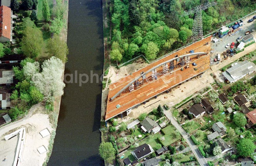 Berlin-Schöneweide from above - Brückenbau über den Britzer Zweigkanal an der Südostallee zur Königsheide in Schöneweide.