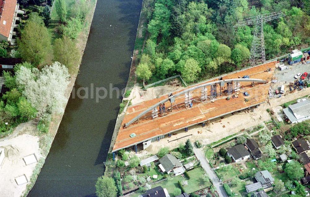 Berlin-Schöneweide from the bird's eye view: Brückenbau über den Britzer Zweigkanal an der Südostallee zur Königsheide in Schöneweide.