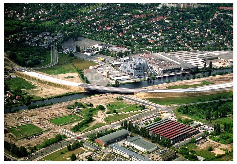 Berlin Johannisthal from the bird's eye view: Brückenbau zur Stadtautobahn am Teltowkanal im Bereich des Hafens Rudow-Ost am Randes des Gelände des ehem Flugplatz Johannistal. Schälerbau Berlin GmbH