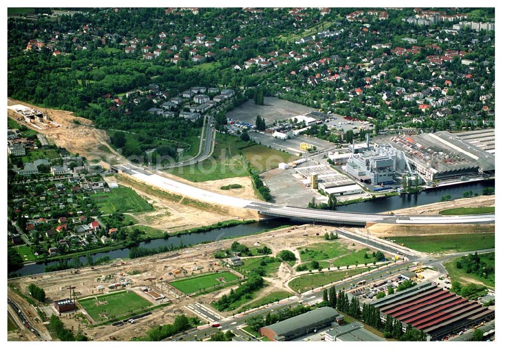 Aerial image Berlin Johannisthal - Brückenbau zur Stadtautobahn am Teltowkanal im Bereich des Hafens Rudow-Ost am Randes des Gelände des ehem Flugplatz Johannistal. Schälerbau Berlin GmbH