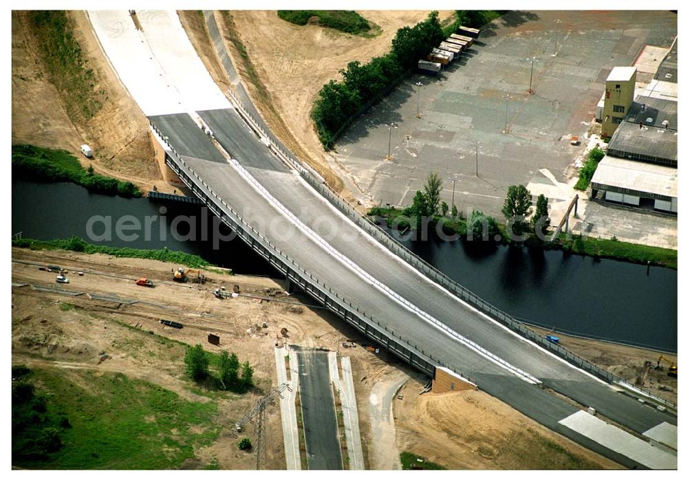 Berlin Johannisthal from above - Brückenbau zur Stadtautobahn am Teltowkanal im Bereich des Hafens Rudow-Ost am Randes des Gelände des ehem Flugplatz Johannistal. Schälerbau Berlin GmbH