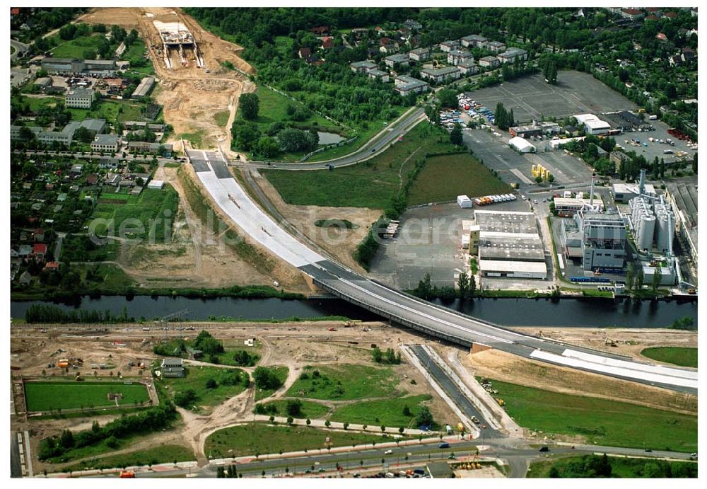 Aerial photograph Berlin Johannisthal - Brückenbau zur Stadtautobahn am Teltowkanal im Bereich des Hafens Rudow-Ost am Randes des Gelände des ehem Flugplatz Johannistal. Schälerbau Berlin GmbH