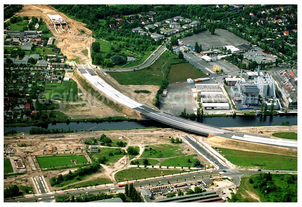 Berlin Johannisthal from above - Brückenbau zur Stadtautobahn am Teltowkanal im Bereich des Hafens Rudow-Ost am Randes des Gelände des ehem Flugplatz Johannistal. Schälerbau Berlin GmbH