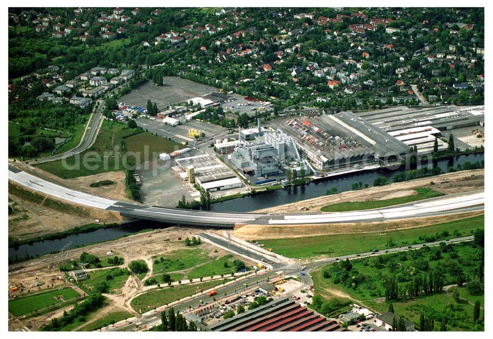 Berlin Johannisthal from the bird's eye view: Brückenbau zur Stadtautobahn am Teltowkanal im Bereich des Hafens Rudow-Ost am Randes des Gelände des ehem Flugplatz Johannistal. Schälerbau Berlin GmbH