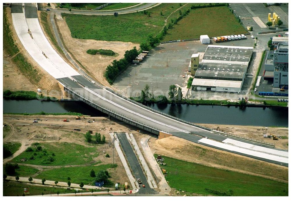 Berlin Johannisthal from above - Brückenbau zur Stadtautobahn am Teltowkanal im Bereich des Hafens Rudow-Ost am Randes des Gelände des ehem Flugplatz Johannistal. Schälerbau Berlin GmbH