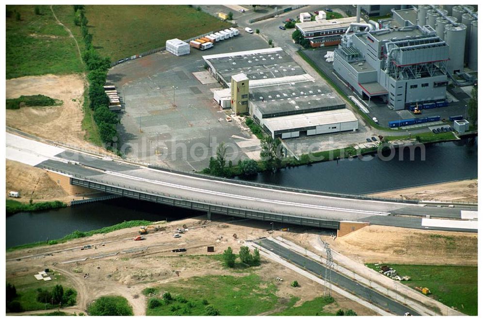 Aerial image Berlin Johannisthal - Brückenbau zur Stadtautobahn am Teltowkanal im Bereich des Hafens Rudow-Ost am Randes des Gelände des ehem Flugplatz Johannistal. Schälerbau Berlin GmbH