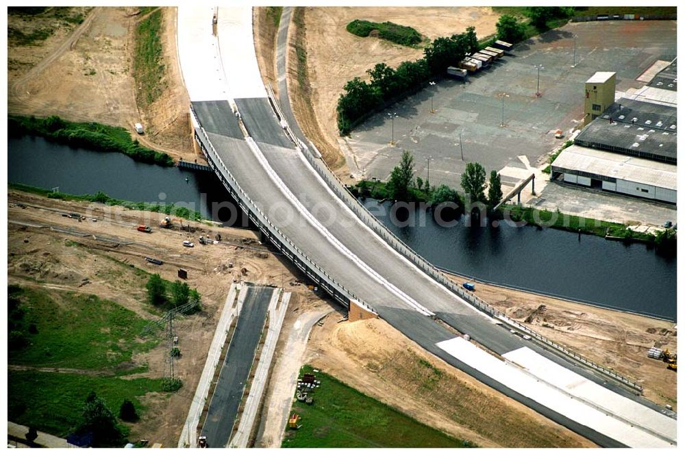 Berlin Johannisthal from above - Brückenbau zur Stadtautobahn am Teltowkanal im Bereich des Hafens Rudow-Ost am Randes des Gelände des ehem Flugplatz Johannistal. Schälerbau Berlin GmbH