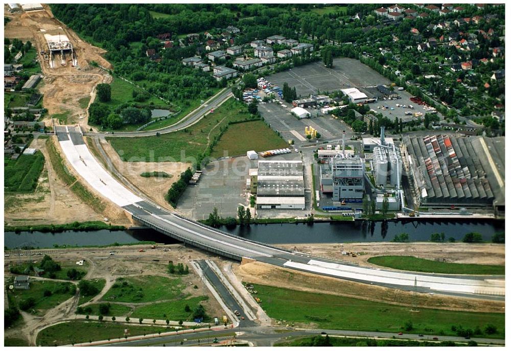 Berlin Johannisthal from the bird's eye view: Brückenbau zur Stadtautobahn am Teltowkanal im Bereich des Hafens Rudow-Ost am Randes des Gelände des ehem Flugplatz Johannistal. Schälerbau Berlin GmbH