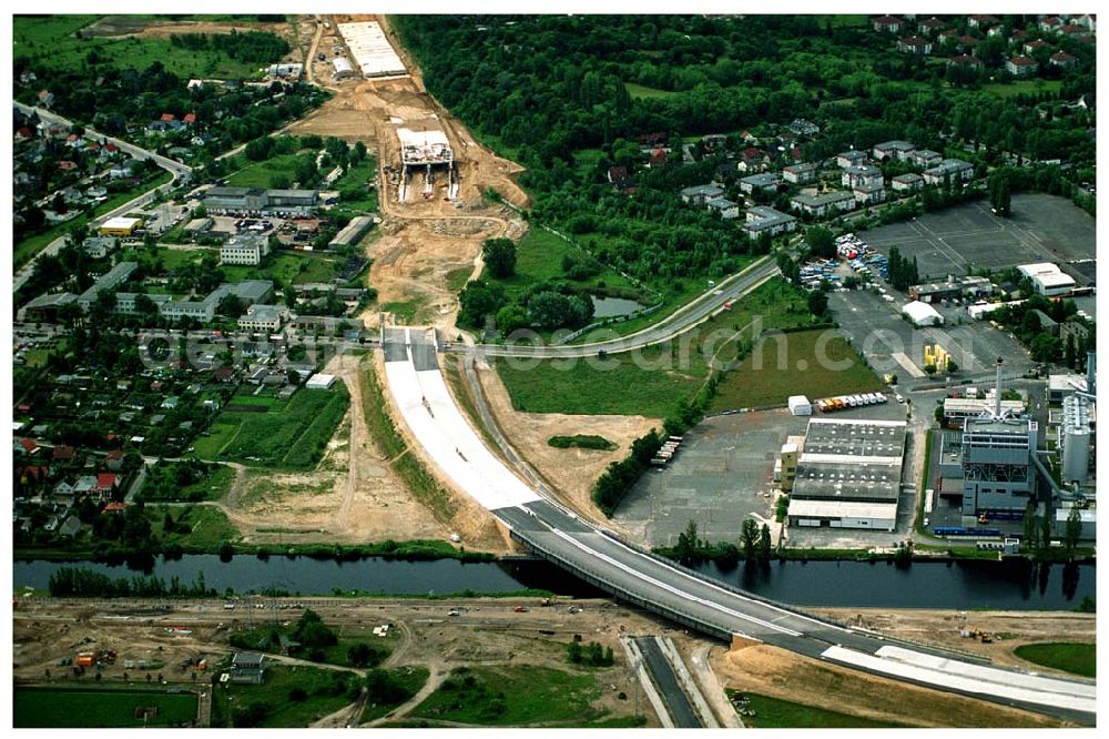 Aerial image Berlin Johannisthal - Brückenbau zur Stadtautobahn am Teltowkanal im Bereich des Hafens Rudow-Ost am Randes des Gelände des ehem Flugplatz Johannistal. Schälerbau Berlin GmbH