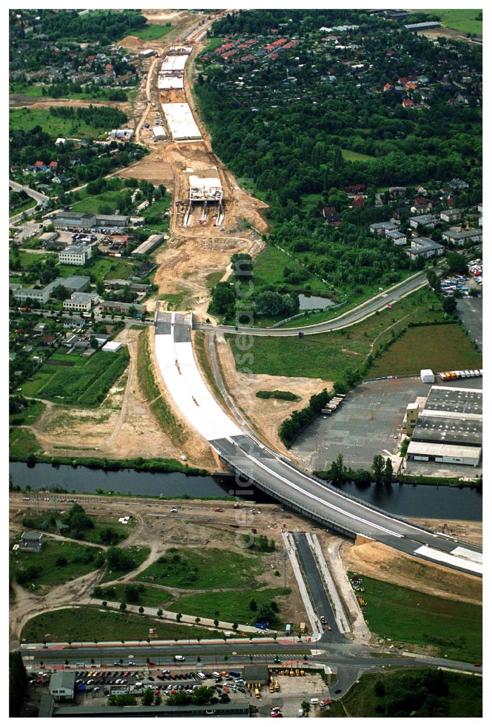 Aerial photograph Berlin Johannisthal - Brückenbau zur Stadtautobahn am Teltowkanal im Bereich des Hafens Rudow-Ost am Randes des Gelände des ehem Flugplatz Johannistal. Schälerbau Berlin GmbH