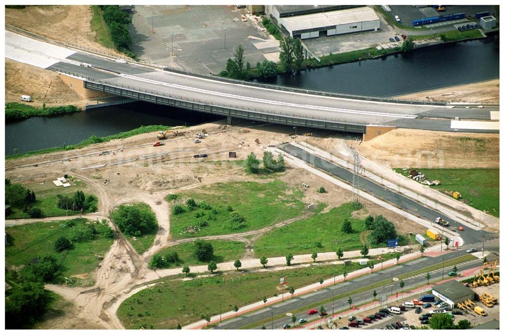 Aerial photograph Berlin Johannisthal - Brückenbau zur Stadtautobahn am Teltowkanal im Bereich des Hafens Rudow-Ost am Randes des Gelände des ehem Flugplatz Johannistal. Schälerbau Berlin GmbH