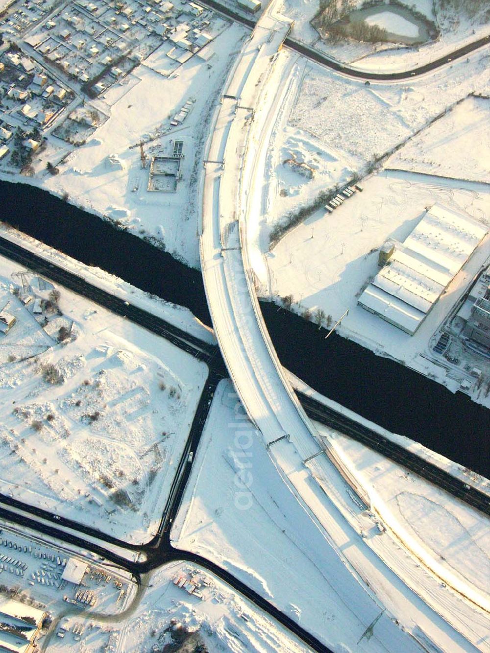 Aerial photograph Berlin - Johannisthal - Brückenbau zur Stadtautobahn am Teltowkanal im Bereich des Hafens Rudow-Ost am Randes des Gelände des ehem Flugplatz Johannisthal. Schälerbau Berlin GmbH