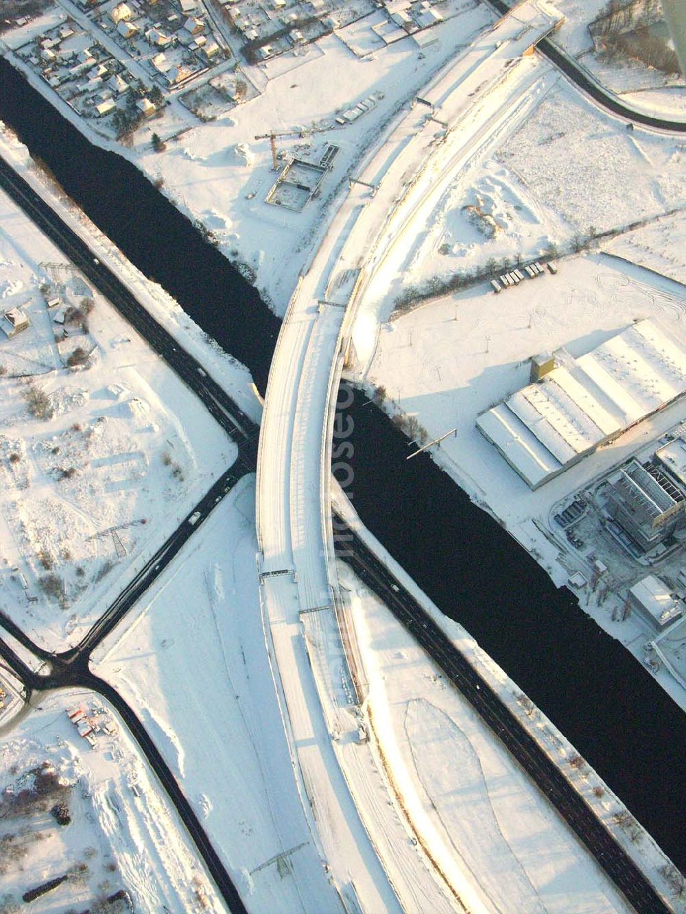 Berlin - Johannisthal from above - Brückenbau zur Stadtautobahn am Teltowkanal im Bereich des Hafens Rudow-Ost am Randes des Gelände des ehem Flugplatz Johannisthal. Schälerbau Berlin GmbH