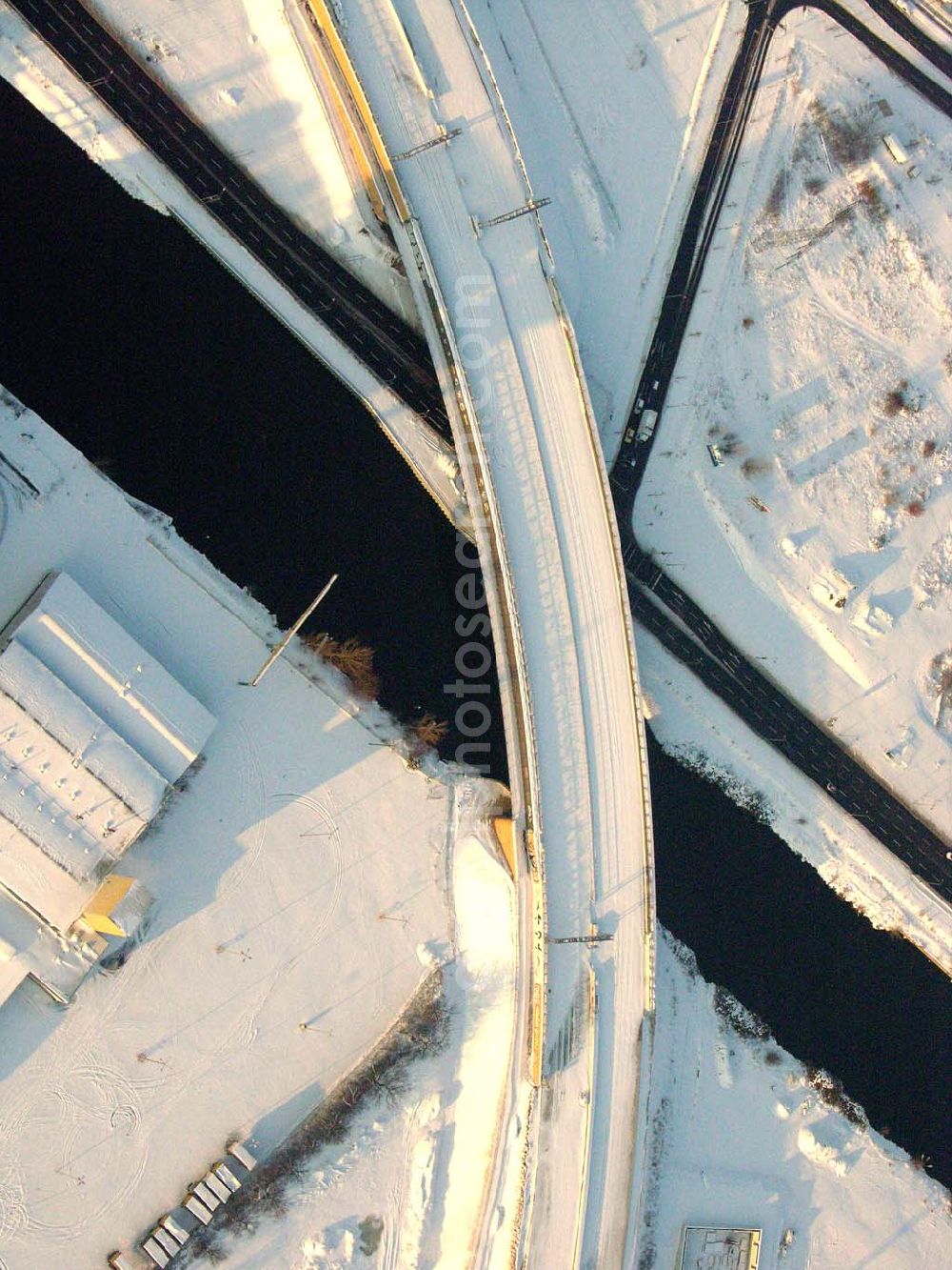 Aerial image Berlin - Johannisthal - Brückenbau zur Stadtautobahn am Teltowkanal im Bereich des Hafens Rudow-Ost am Randes des Gelände des ehem Flugplatz Johannisthal. Schälerbau Berlin GmbH