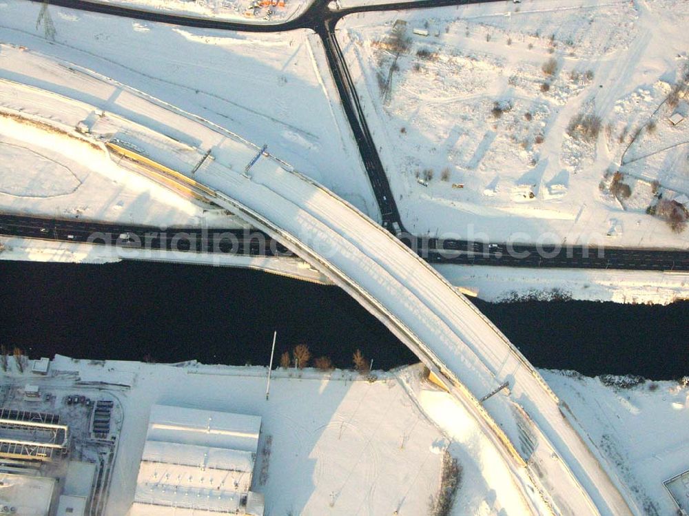 Aerial photograph Berlin - Johannisthal - Brückenbau zur Stadtautobahn am Teltowkanal im Bereich des Hafens Rudow-Ost am Randes des Gelände des ehem Flugplatz Johannisthal. Schälerbau Berlin GmbH