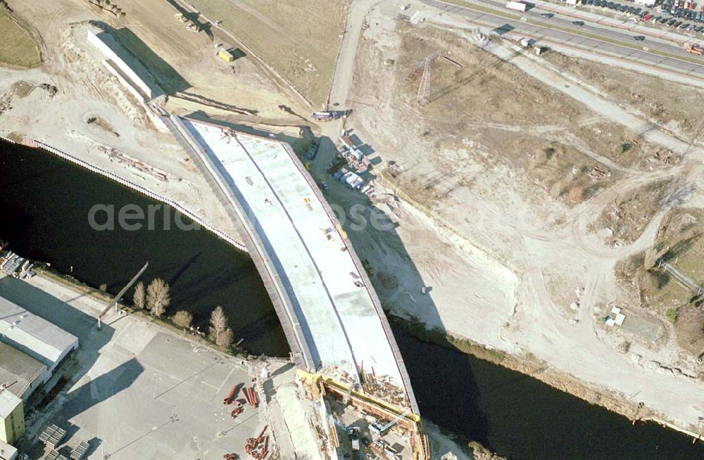 Aerial image Berlin-Johannisthal - Brückenbau zur Stadtautobahn am Teltow-Kanal im Bereich des Hafens Rudow-Ost am Randes des Gelände des ehem Flugplatz Johannisthal. Schälerbau Berlin GmbH