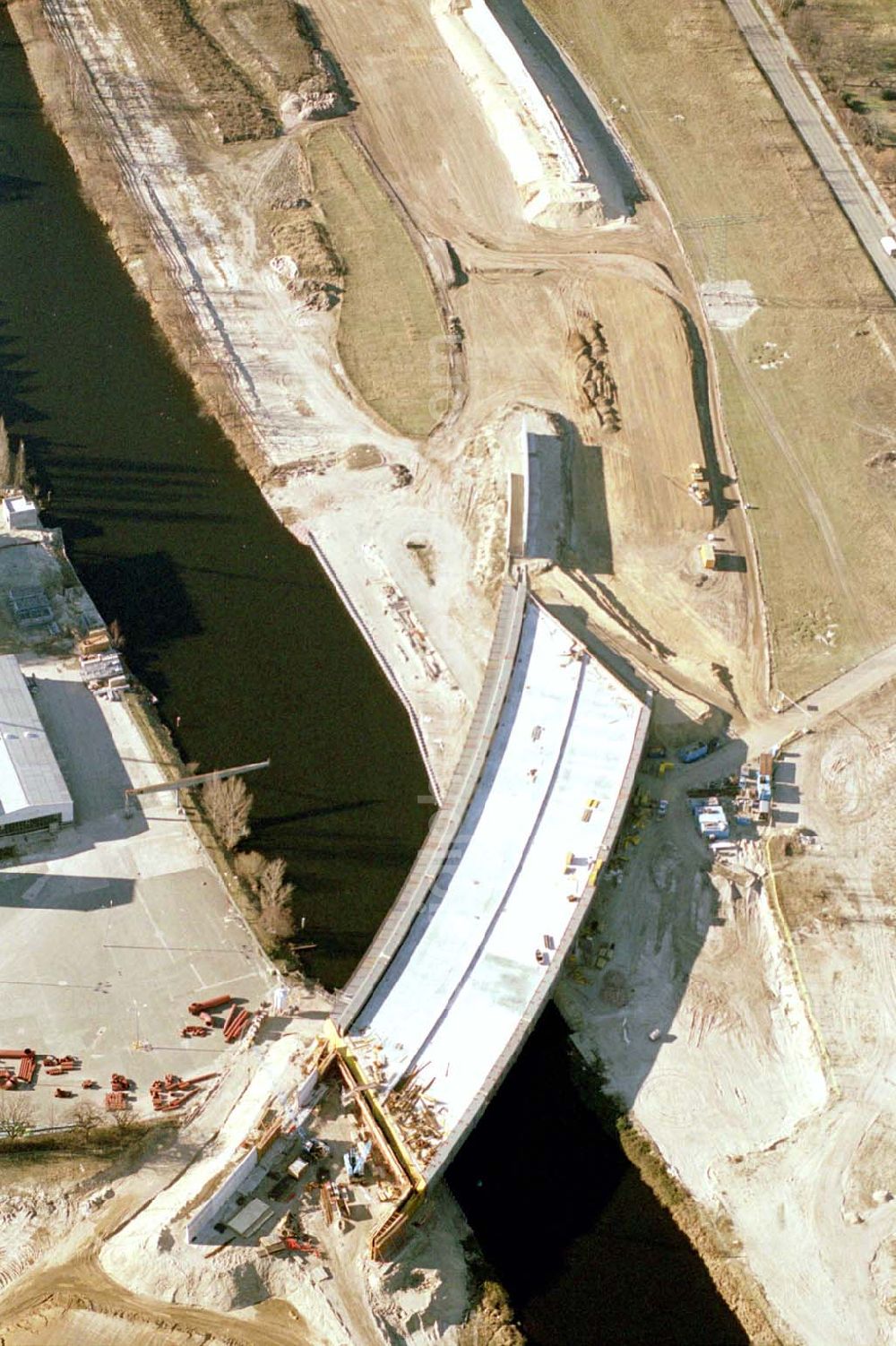 Berlin-Johannisthal from above - Brückenbau zur Stadtautobahn am Teltow-Kanal im Bereich des Hafens Rudow-Ost am Randes des Gelände des ehem Flugplatz Johannisthal. Schälerbau Berlin GmbH