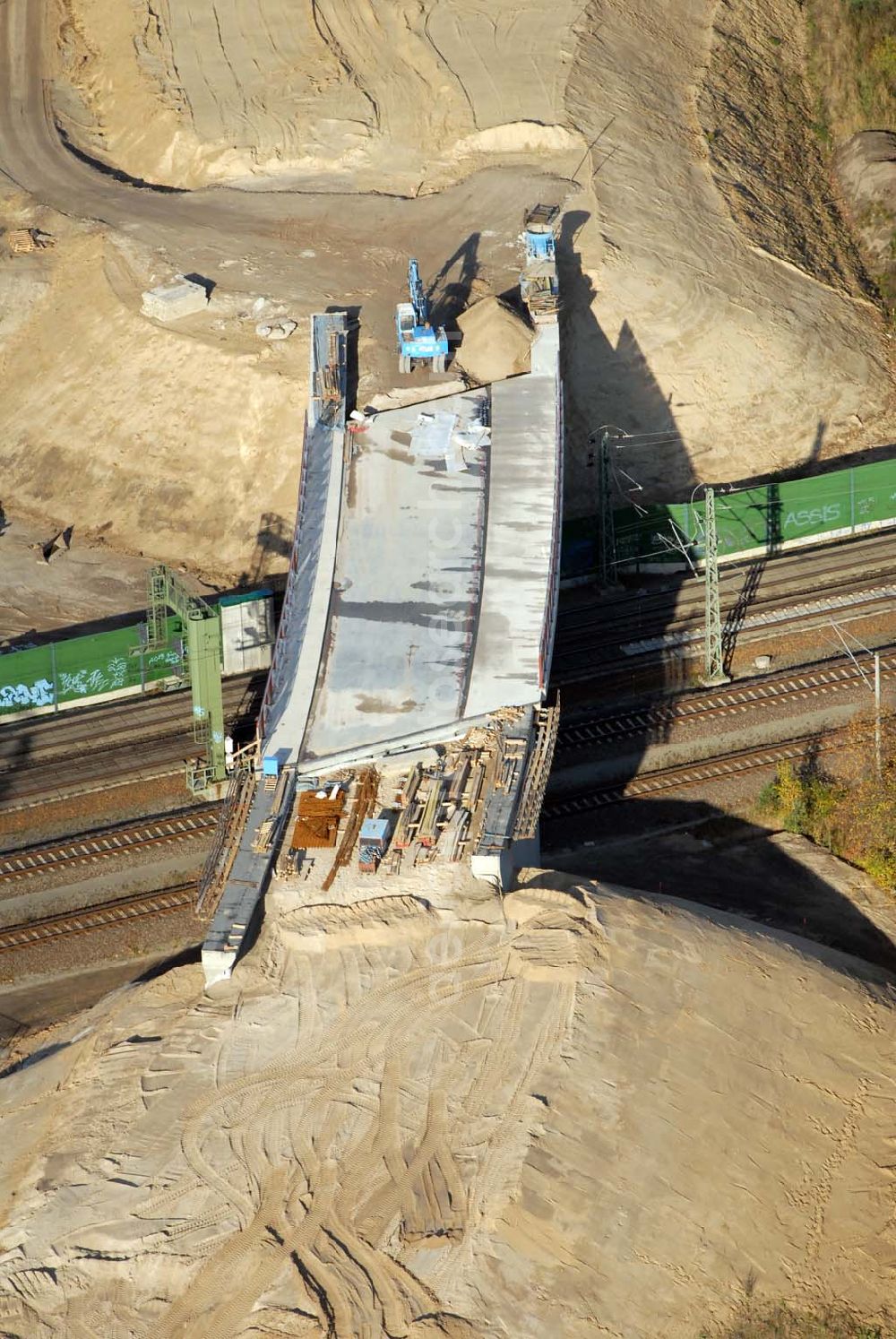 Aerial photograph Rathenow - Blick auf den Bau von Brückensegmenten an der Bahnlinie Berlin-Rathenow am südöstlichen Stadtrand von Rathenow durch die SCHÄLERBAU BERLIN GmbH. Kontakt: Schälerbau Berlin GmbH, Freiheit 10, 13597 Berlin, Telefon +49 (0)30 35 187 03; Mail: info@schaelerbau.de