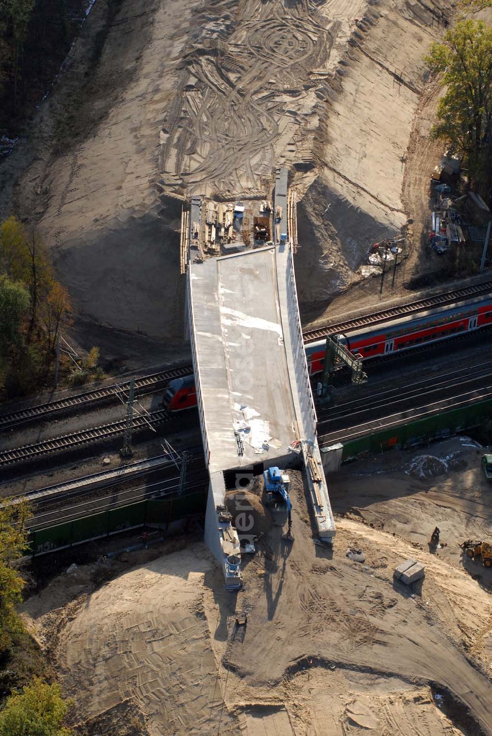 Rathenow from above - Blick auf den Bau von Brückensegmenten an der Bahnlinie Berlin-Rathenow am südöstlichen Stadtrand von Rathenow durch die SCHÄLERBAU BERLIN GmbH. Kontakt: Schälerbau Berlin GmbH, Freiheit 10, 13597 Berlin, Telefon +49 (0)30 35 187 03; Mail: info@schaelerbau.de