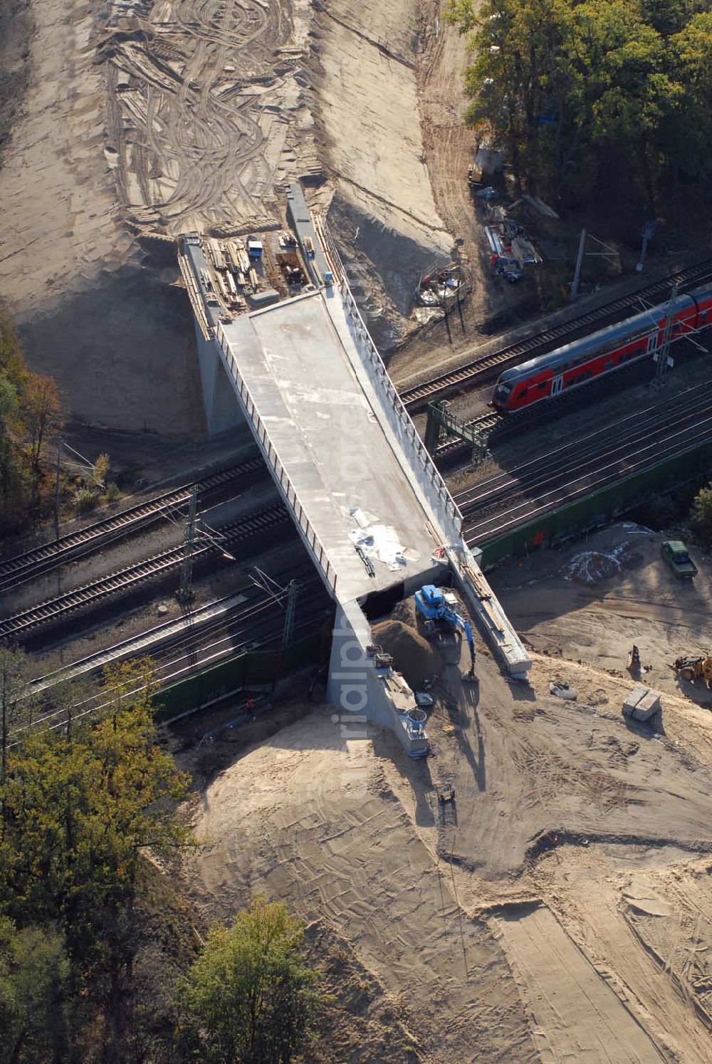 Rathenow from the bird's eye view: Blick auf den Bau von Brückensegmenten an der Bahnlinie Berlin-Rathenow am südöstlichen Stadtrand von Rathenow durch die SCHÄLERBAU BERLIN GmbH. Kontakt: Schälerbau Berlin GmbH, Freiheit 10, 13597 Berlin, Telefon +49 (0)30 35 187 03; Mail: info@schaelerbau.de