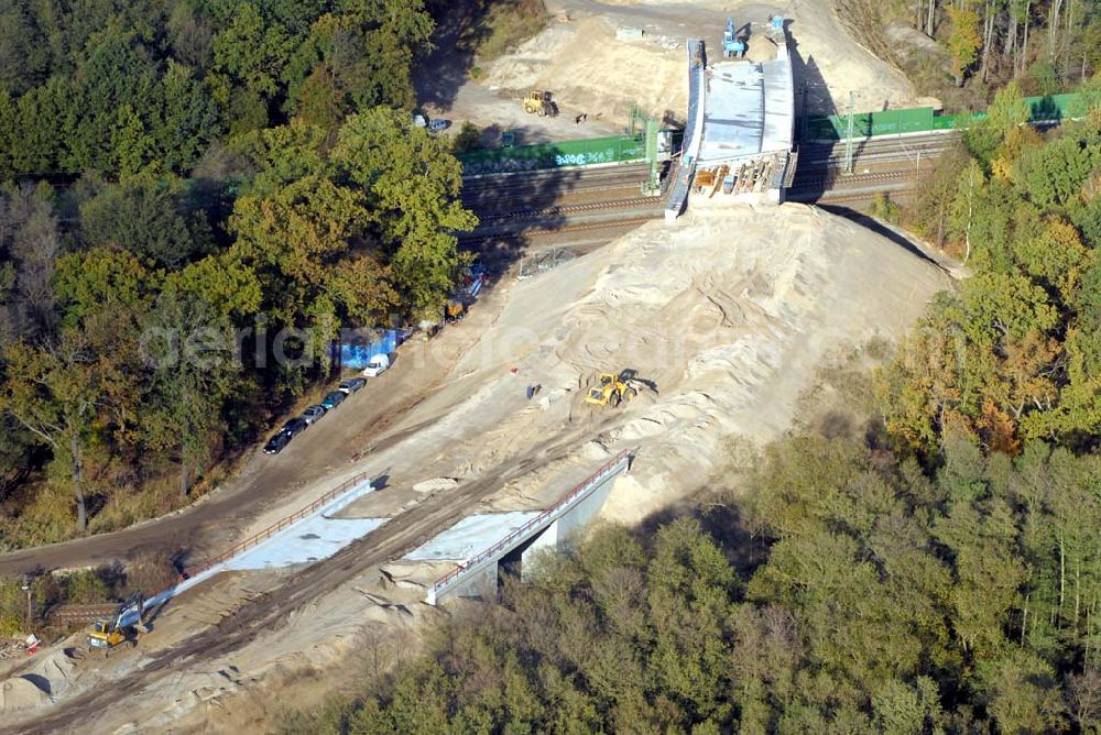 Rathenow from above - Blick auf den Bau von Brückensegmenten an der Bahnlinie Berlin-Rathenow am südöstlichen Stadtrand von Rathenow durch die SCHÄLERBAU BERLIN GmbH. Kontakt: Schälerbau Berlin GmbH, Freiheit 10, 13597 Berlin, Telefon +49 (0)30 35 187 03; Mail: info@schaelerbau.de