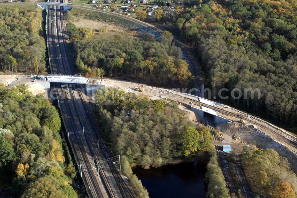 Rathenow from above - Blick auf den Bau von Brückensegmenten an der Bahnlinie Berlin-Rathenow am südöstlichen Stadtrand von Rathenow durch die SCHÄLERBAU BERLIN GmbH. Kontakt: Schälerbau Berlin GmbH, Freiheit 10, 13597 Berlin, Telefon +49 (0)30 35 187 03; Mail: info@schaelerbau.de