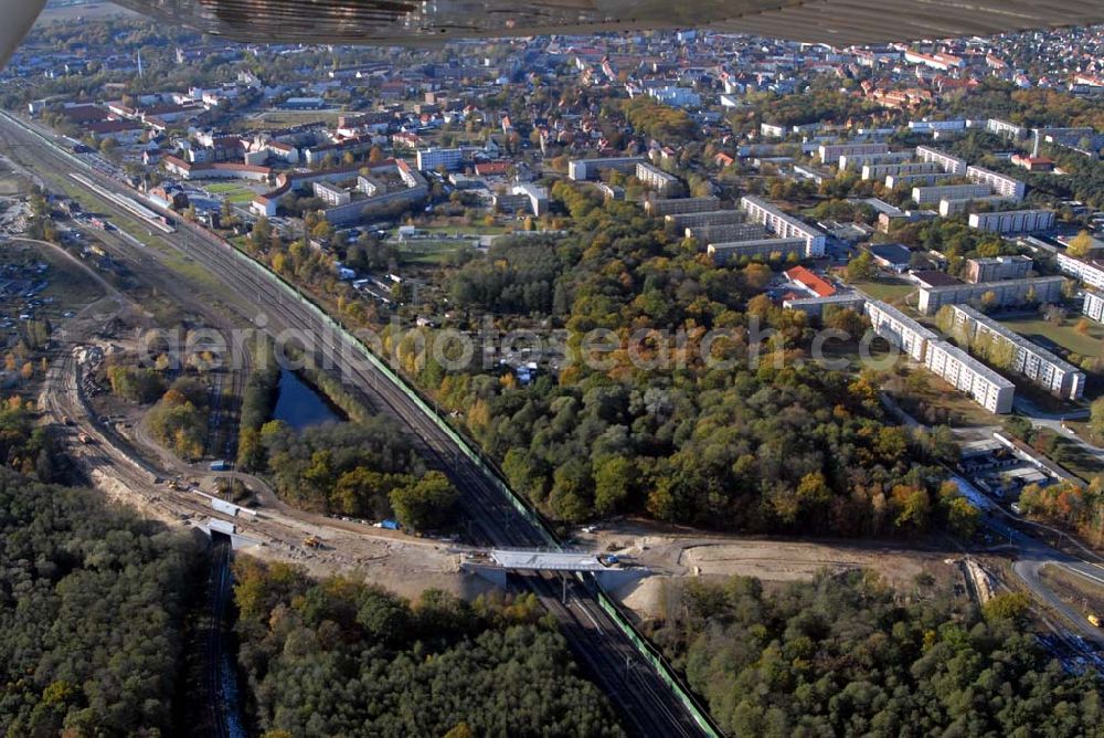 Rathenow from above - Blick auf den Bau von Brückensegmenten an der Bahnlinie Berlin-Rathenow am südöstlichen Stadtrand von Rathenow durch die SCHÄLERBAU BERLIN GmbH. Kontakt: Schälerbau Berlin GmbH, Freiheit 10, 13597 Berlin, Telefon +49 (0)30 35 187 03; Mail: info@schaelerbau.de