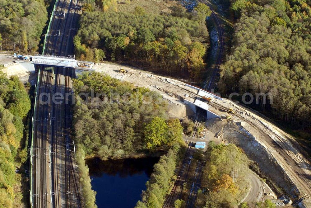 Aerial photograph Rathenow - Blick auf den Bau von Brückensegmenten an der Bahnlinie Berlin-Rathenow am südöstlichen Stadtrand von Rathenow durch die SCHÄLERBAU BERLIN GmbH. Kontakt: Schälerbau Berlin GmbH, Freiheit 10, 13597 Berlin, Telefon +49 (0)30 35 187 03; Mail: info@schaelerbau.de