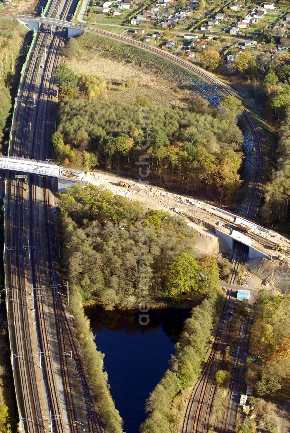 Rathenow from above - Blick auf den Bau von Brückensegmenten an der Bahnlinie Berlin-Rathenow am südöstlichen Stadtrand von Rathenow durch die SCHÄLERBAU BERLIN GmbH. Kontakt: Schälerbau Berlin GmbH, Freiheit 10, 13597 Berlin, Telefon +49 (0)30 35 187 03; Mail: info@schaelerbau.de