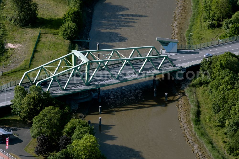 Aerial photograph Bremerhaven - Road bridge structure over the Geeste on Grimsbystrasse in the district Geestemuende-Nord in Bremerhaven in the state Bremen, Germany