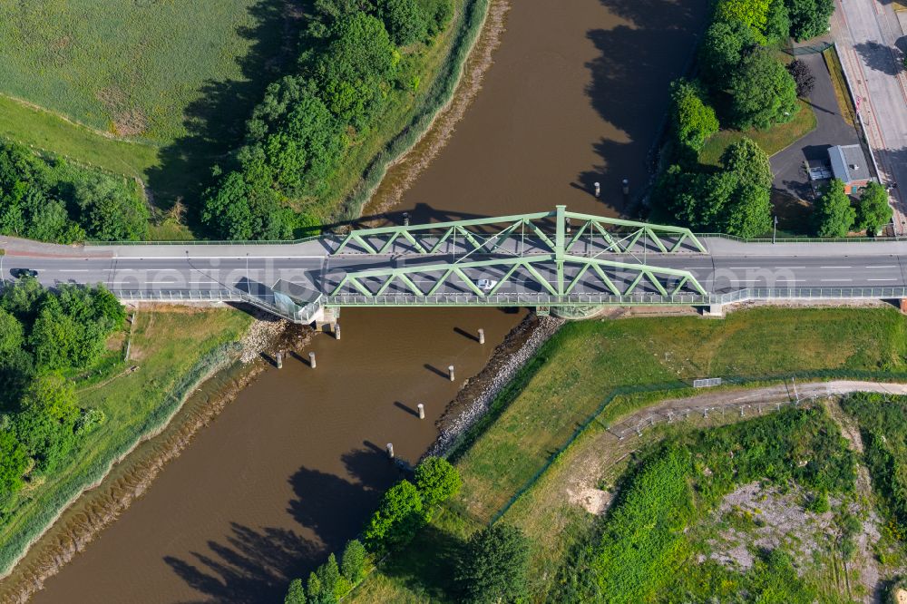 Aerial image Bremerhaven - Road bridge structure over the Geeste on Grimsbystrasse in the district Geestemuende-Nord in Bremerhaven in the state Bremen, Germany