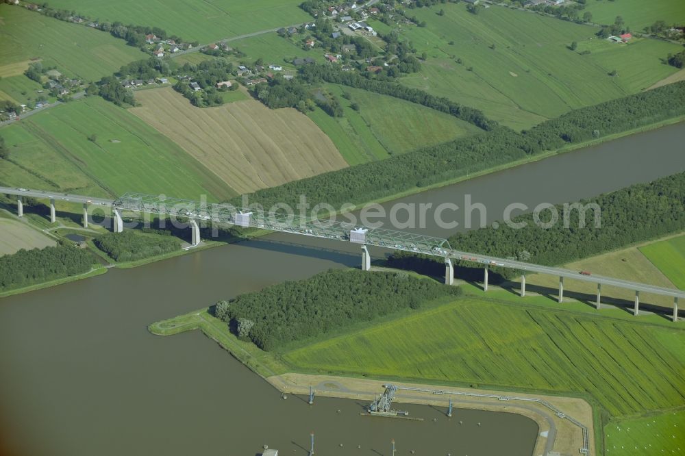 Aerial photograph Brunsbüttel - Route guidance and traffic lanes in the course of the B 5 Bridge in Brunsbuettel over the Nord-Ostsee-Kanal in the state of Schleswig-Holstein