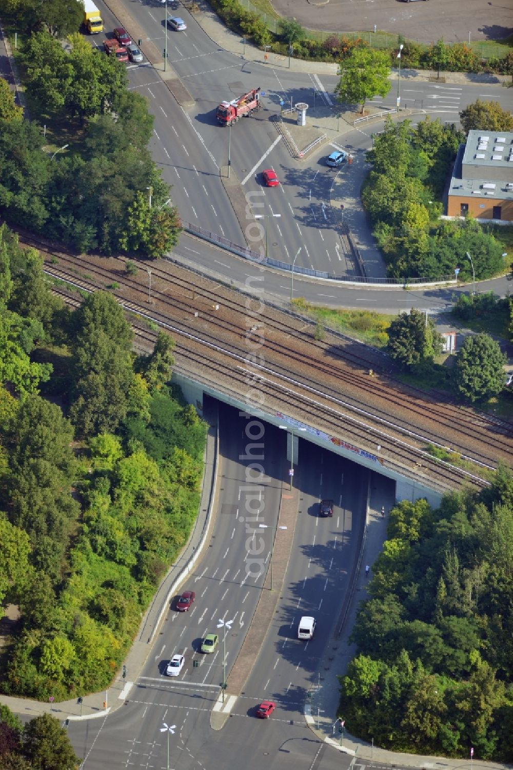 Aerial photograph Berlin - Bridge structure at the federal road B101 / Marie Allee - Großbeerenstraße along the railway line to the station Marienfelde in Berlin