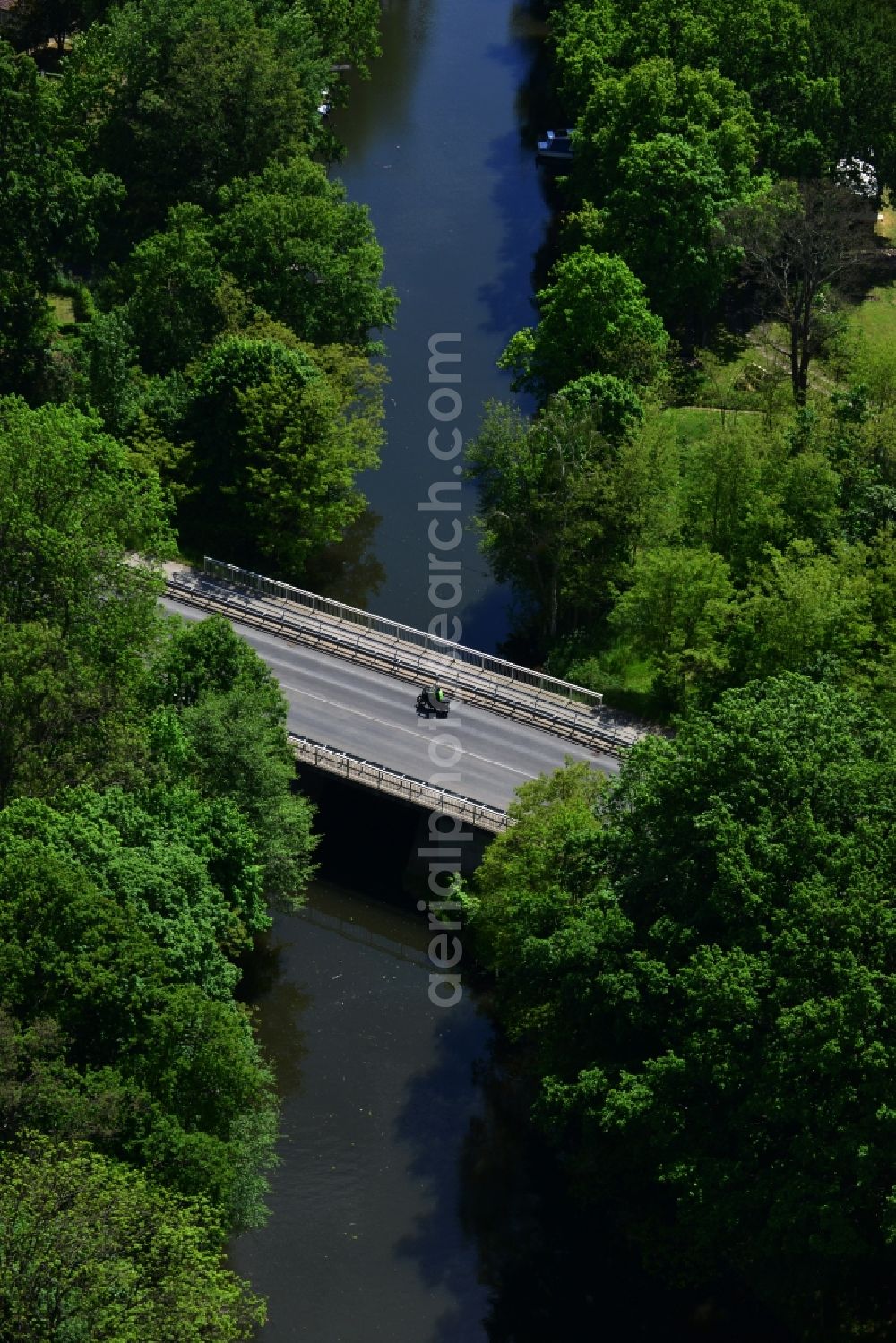 Aerial photograph Dunkelforth - Dunkelforth bridge over the Roßdorfer Altkanal in Dunkelforth in Brandenburg