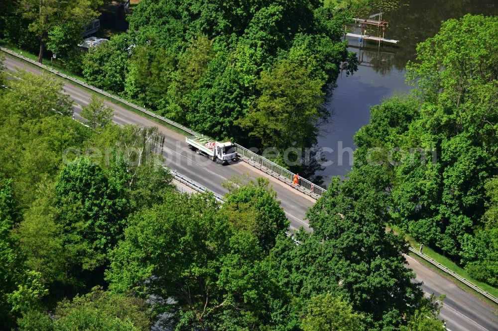 Dunkelforth from the bird's eye view: Dunkelforth bridge over the Roßdorfer Altkanal in Dunkelforth in Brandenburg