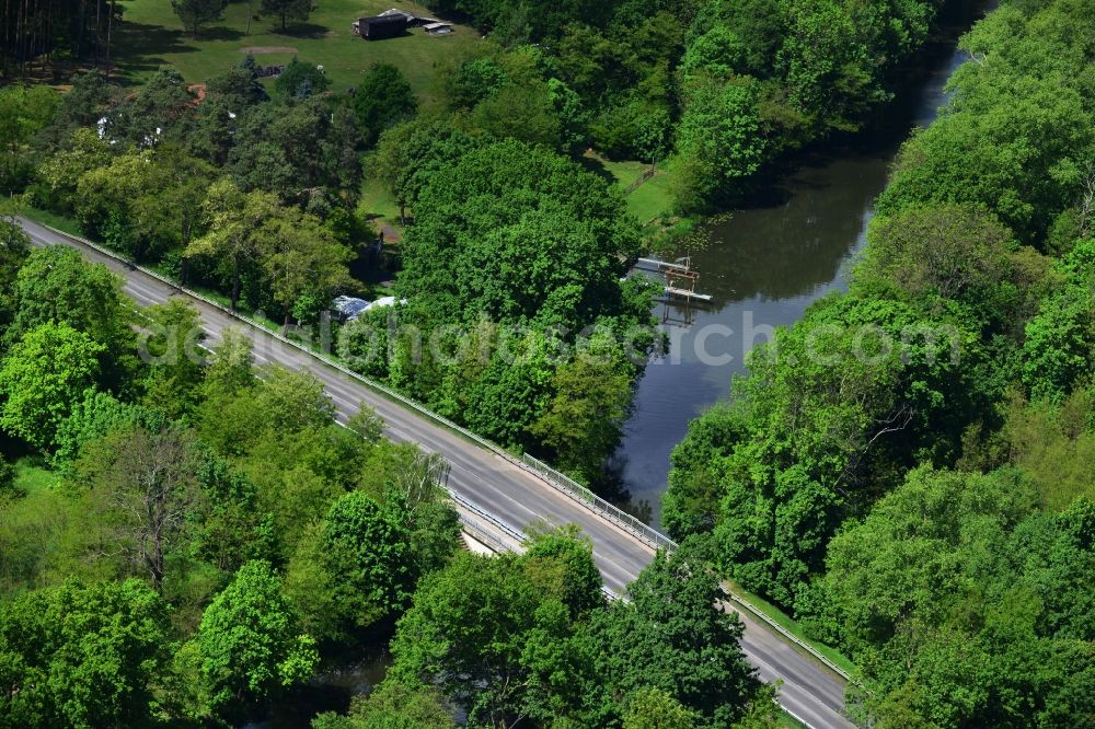 Dunkelforth from the bird's eye view: Dunkelforth bridge over the Roßdorfer Altkanal in Dunkelforth in Brandenburg