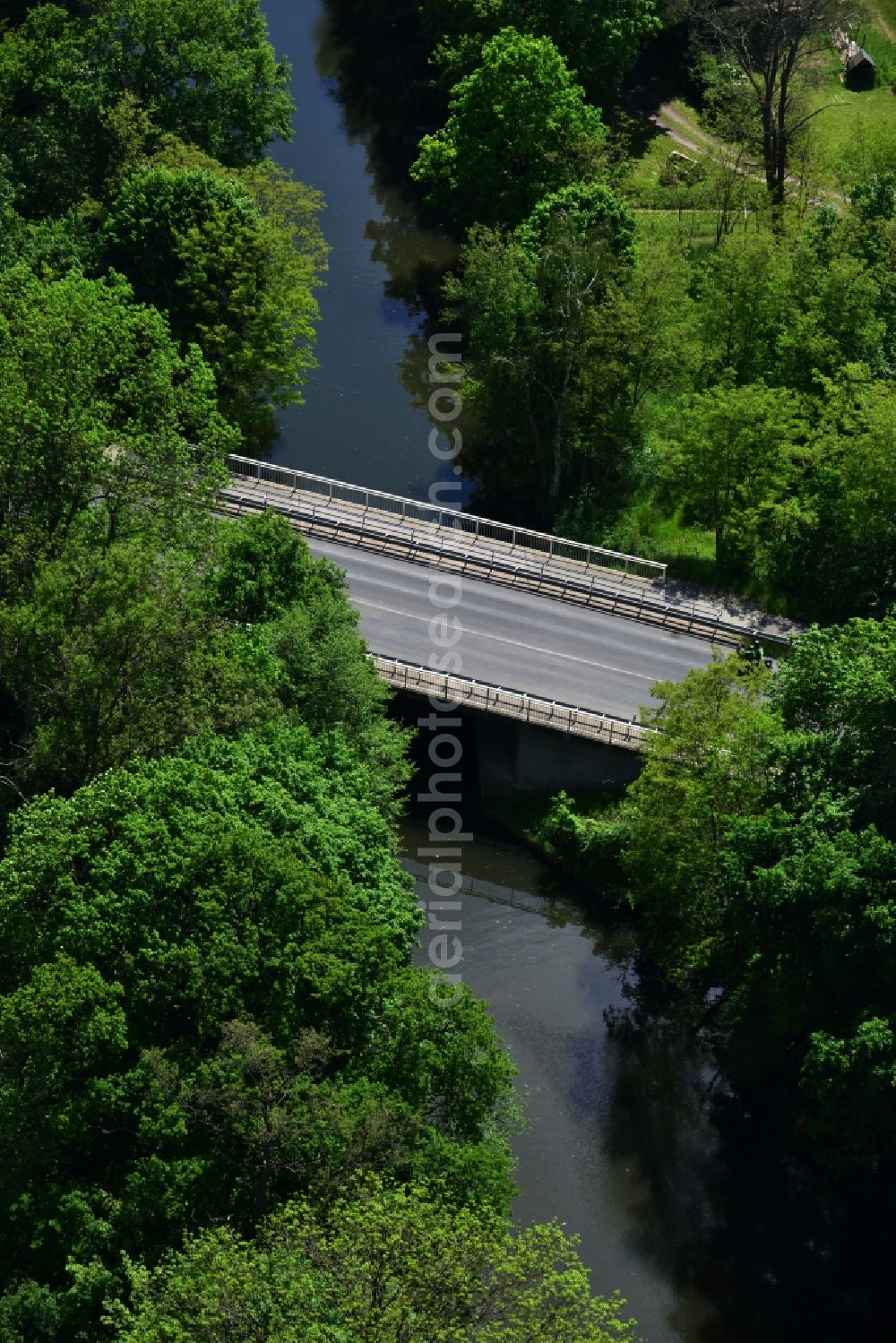 Aerial photograph Dunkelforth - Dunkelforth bridge over the Roßdorfer Altkanal in Dunkelforth in Brandenburg