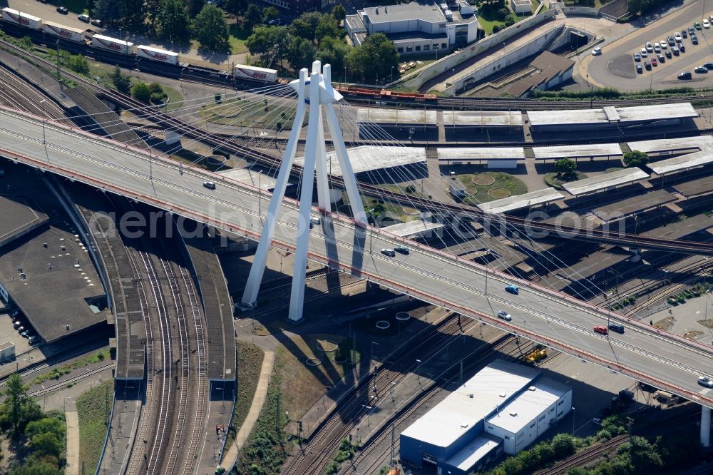 Ludwigshafen am Rhein from the bird's eye view: Road - bridge construction along the A-Road 37 above the tracks of the Deutsche Bahn in Ludwigshafen am Rhein in the state Rhineland-Palatinate