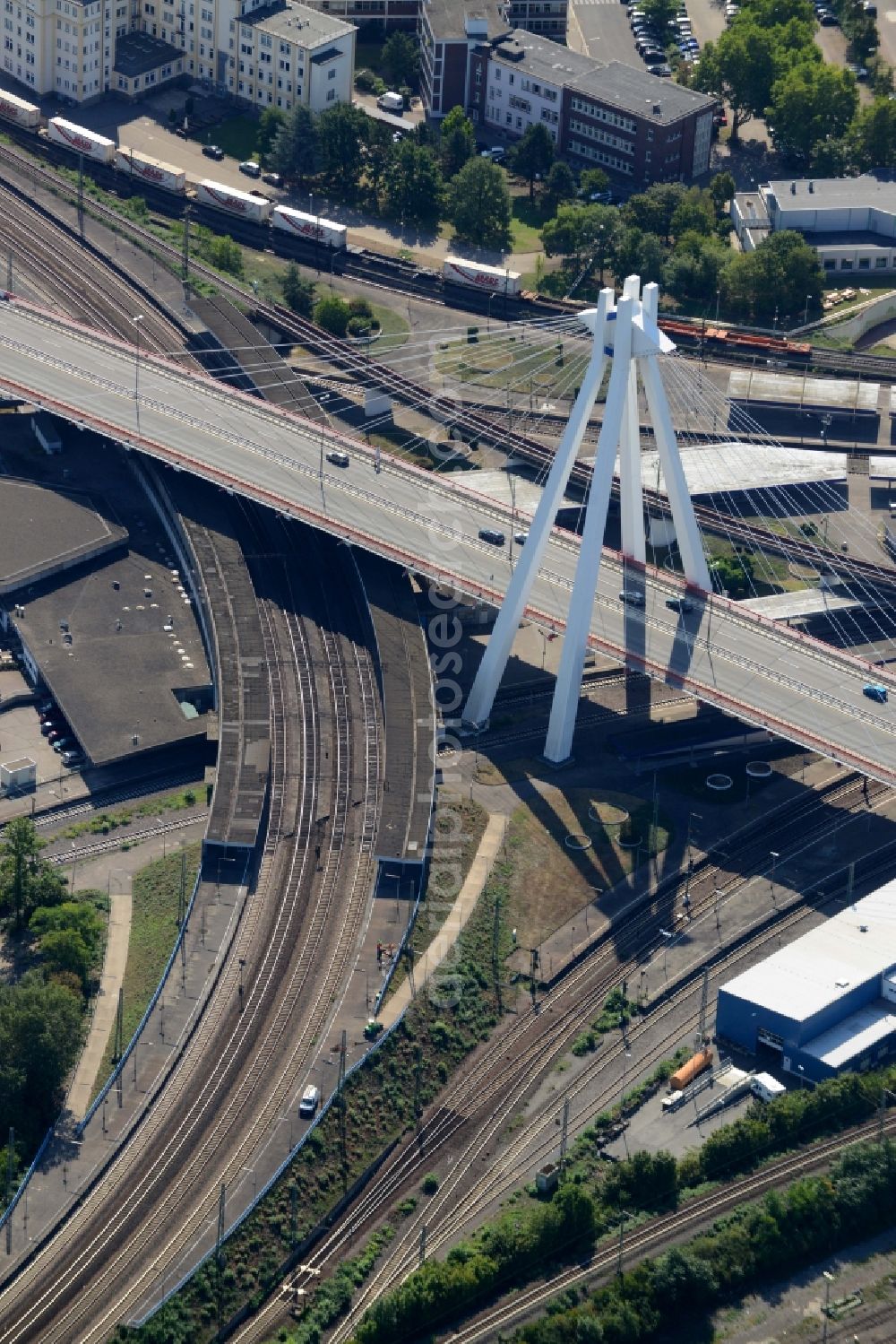 Aerial photograph Ludwigshafen am Rhein - Road - bridge construction along the A-Road 37 above the tracks of the Deutsche Bahn in Ludwigshafen am Rhein in the state Rhineland-Palatinate