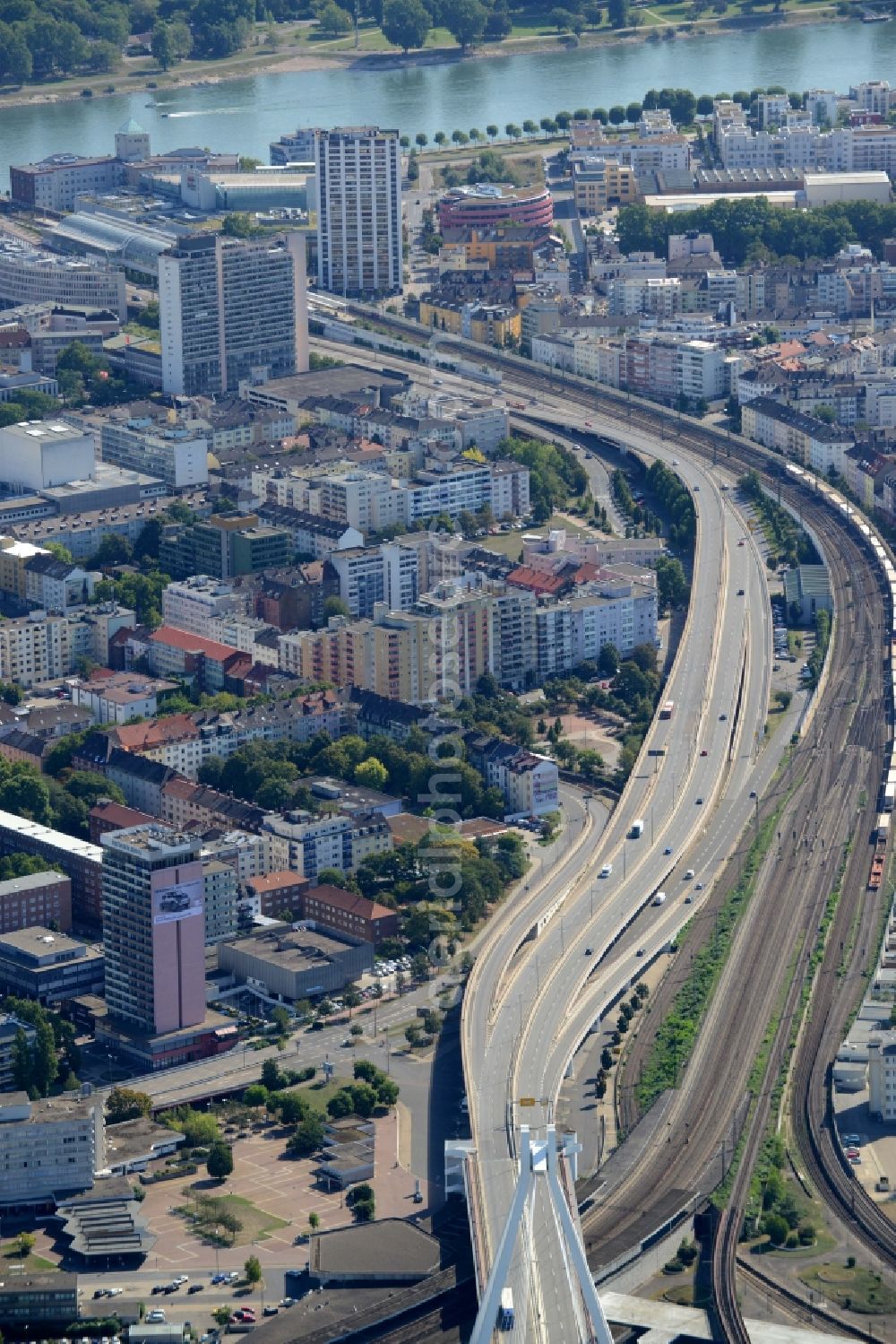 Aerial image Ludwigshafen am Rhein - Road - bridge construction along the A-Road 37 above the tracks of the Deutsche Bahn in Ludwigshafen am Rhein in the state Rhineland-Palatinate