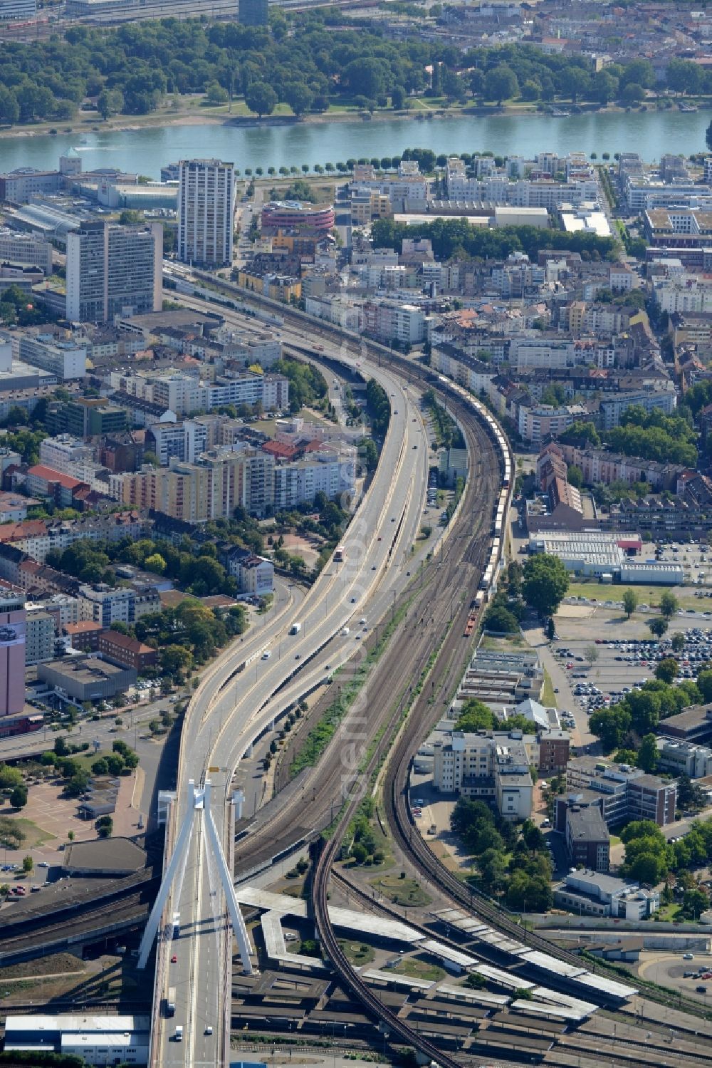 Aerial photograph Ludwigshafen am Rhein - Road - bridge construction along the A-Road 37 above the tracks of the Deutsche Bahn in Ludwigshafen am Rhein in the state Rhineland-Palatinate