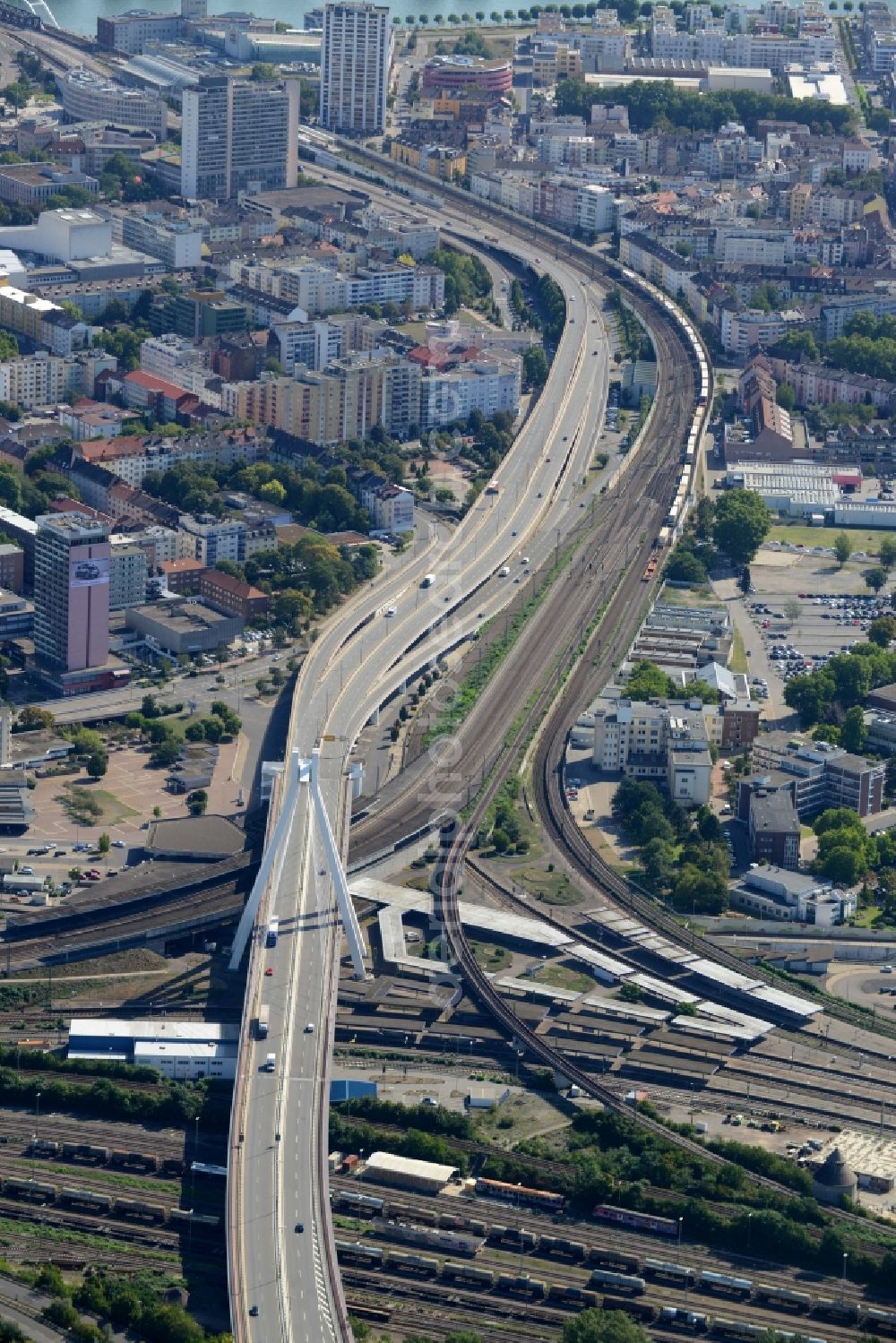 Ludwigshafen am Rhein from above - Road - bridge construction along the A-Road 37 above the tracks of the Deutsche Bahn in Ludwigshafen am Rhein in the state Rhineland-Palatinate