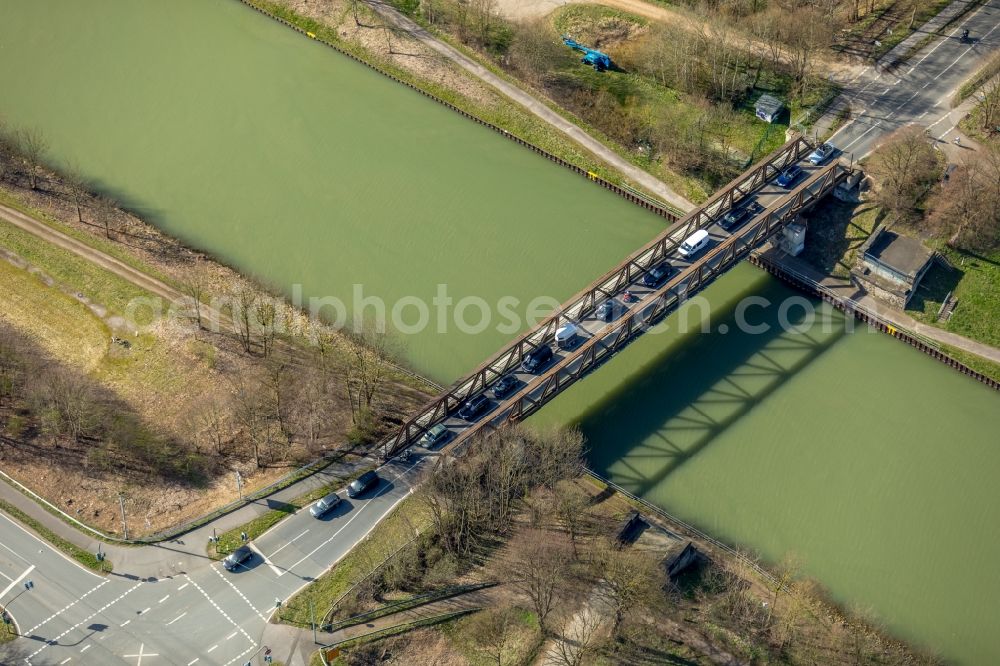 Aerial photograph Hünxe - Road bridge construction along the Dinslakener Strasse above the Wesel-Datteln-Kanal in Huenxe in the state North Rhine-Westphalia, Germany