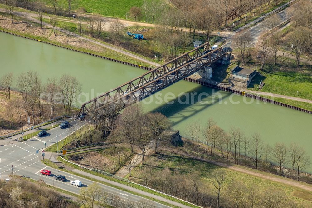 Hünxe from the bird's eye view: Road bridge construction along the Dinslakener Strasse above the Wesel-Datteln-Kanal in Huenxe in the state North Rhine-Westphalia, Germany