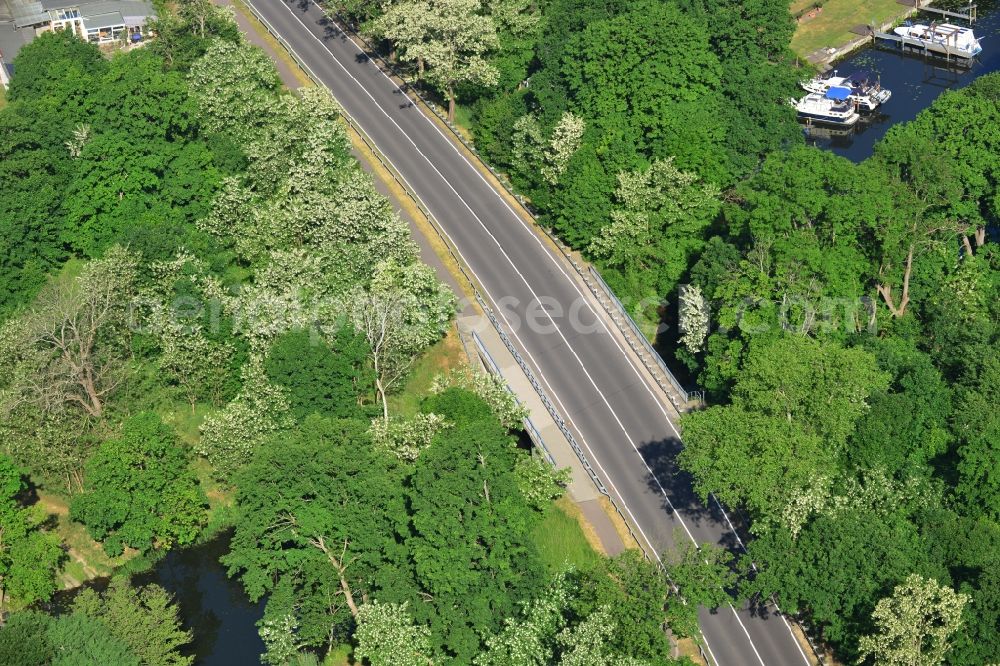 Dunkelforth from the bird's eye view: Road bridge construction along the Landstrasse - Bundesstrasse B1 in Dunkelforth in the state Saxony-Anhalt