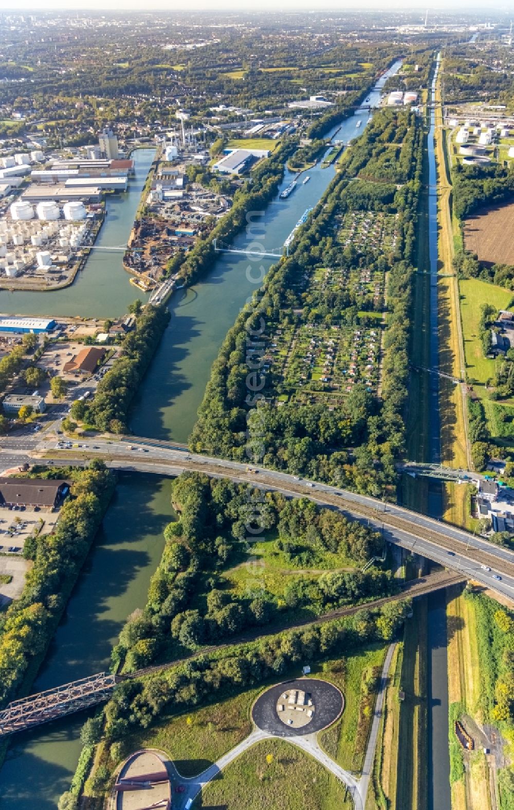 Aerial photograph Gelsenkirchen - Road bridge construction along the Rhine-Herne Canal in Gelsenkirchen at Ruhrgebiet in the state North Rhine-Westphalia, Germany