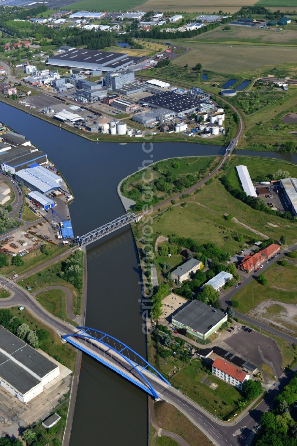 Genthin from the bird's eye view: Road bridge construction along the Banks of the Elbe-Havel canal on the main road B1 in Genthin in the state Saxony-Anhalt