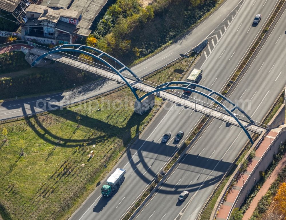 Aerial image Duisburg - Road bridge construction of Fahrradbruecke ueber of Bundesautobahn A59 in Duisburg in the state North Rhine-Westphalia, Germany