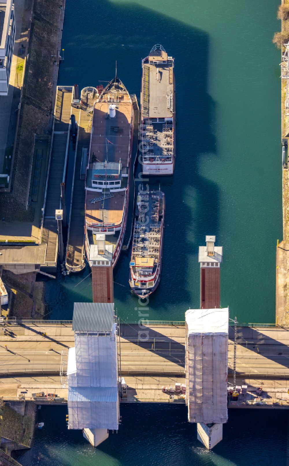 Aerial photograph Duisburg - Bridge structure - Schwanentorbruecke over the Inner Harbor Canal with covered western towers for renovation in Duisburg in the Ruhr area in the state of North Rhine-Westphalia